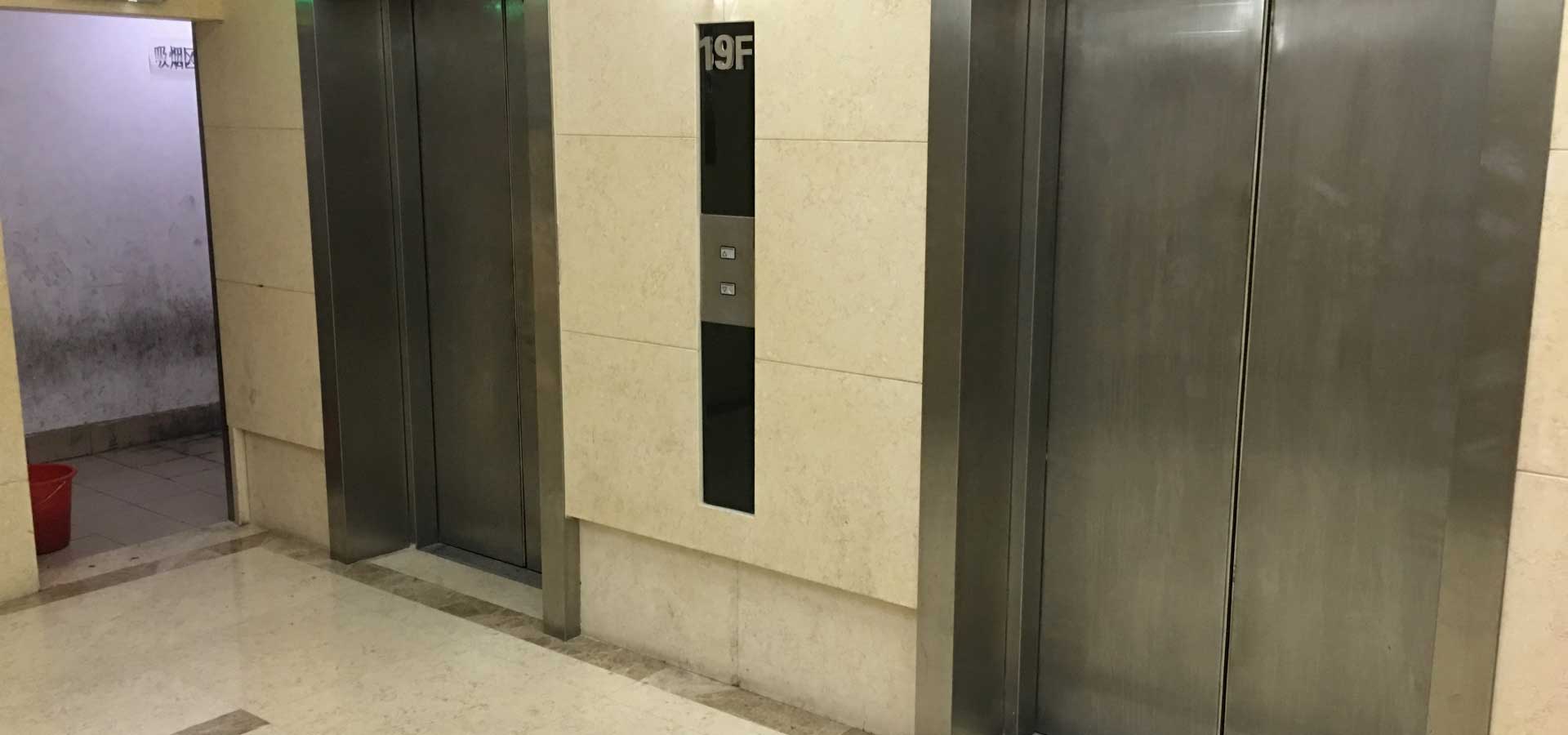 内外联大厦电梯间