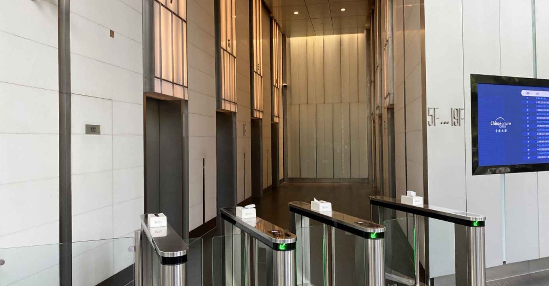 中建大厦电梯间