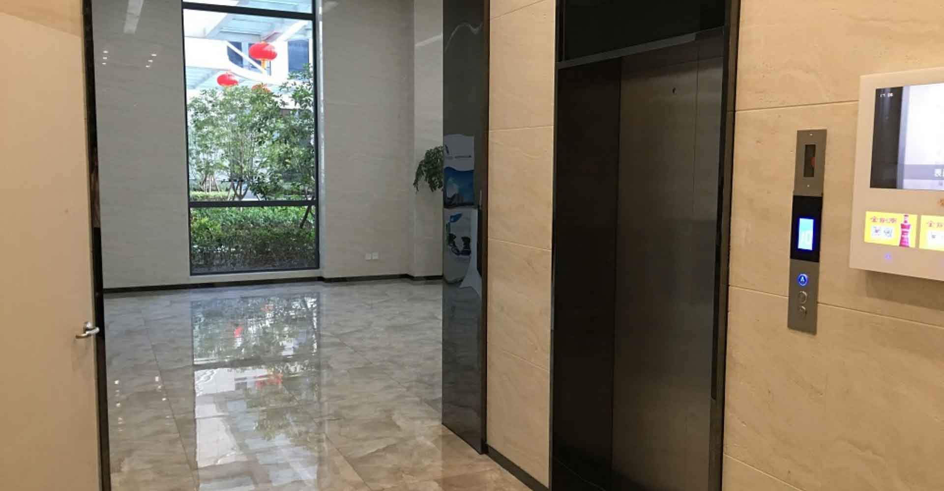 张江光大园电梯间