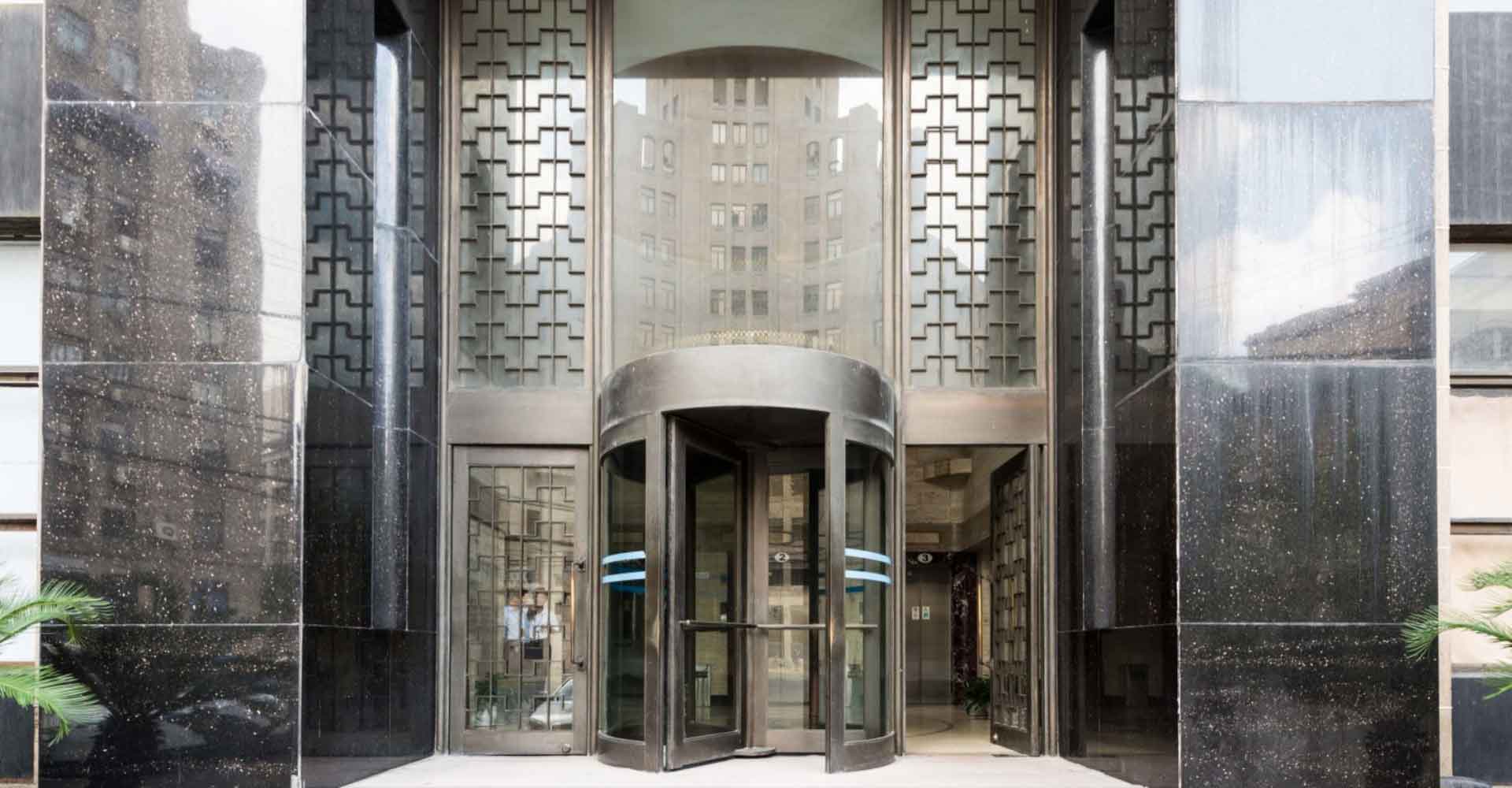 建设大楼门口